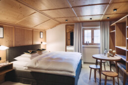 pension Alpenfluh Zimmer 17 Doppelbett Aussicht