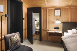 zimmer 17 im stammhaus vergügt über ein extra kinderzimmer mit dachschräge